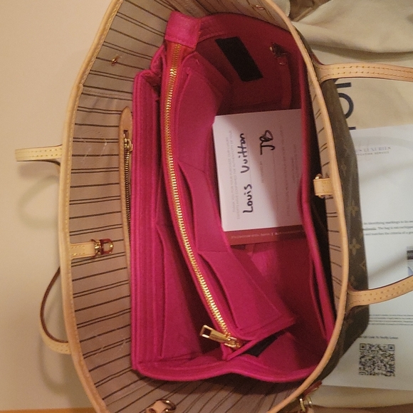 Authentic LV MM Neverful Tote2021 - Picture 13 of 17